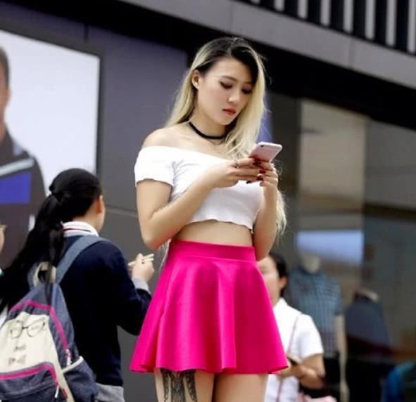  『红色』街拍:如花似玉的美女,一条玫红色的露肩连衣裙,时尚完美好身姿