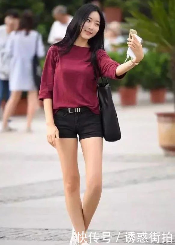 清纯小姐姐长款体恤搭配超短裤，勾勒出丰满的上围十分性感