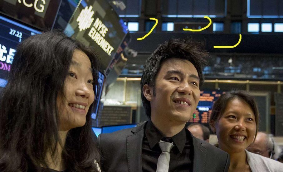 雷军上市敲钟穿得像新郎,画风喜庆我不敢看,史上最全敲钟攻略