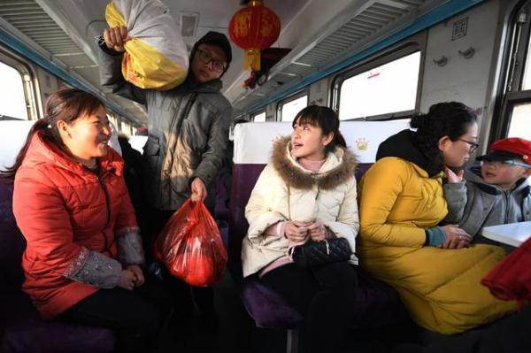 “慢火车”上年味浓