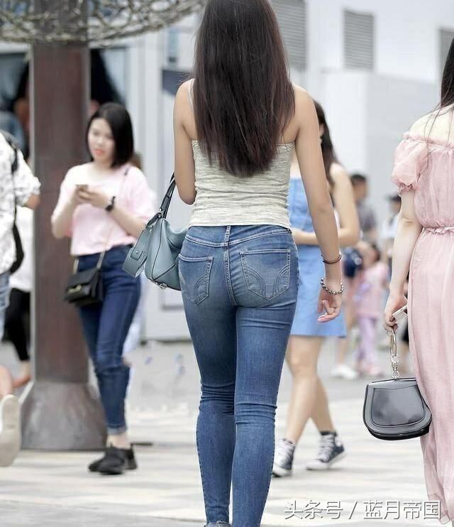 街拍:潮流又百搭的紧身牛仔裤