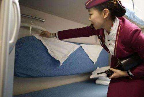 为何在选择火车卧铺时,女生最好不要选下铺?不看还真不知道!