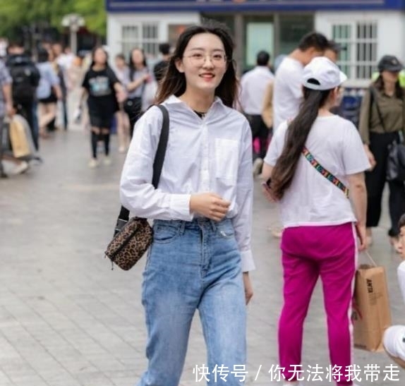 「 牛仔」展现修长的玲珑腿型!,街拍美女:美丽优雅的紧身裙小姐姐