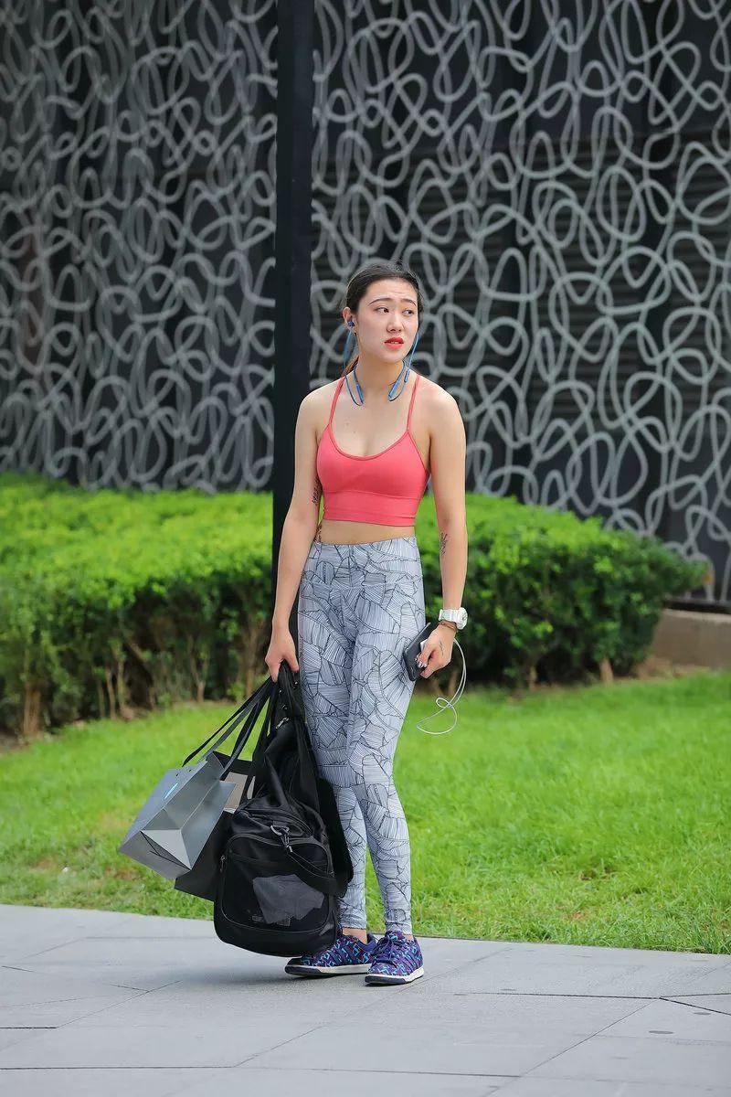 红色吊带露脐背心搭配灰色高腰紧身长裤,完美锁骨细腻柔软