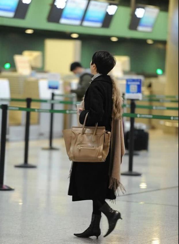 杨乐乐半边皮草围巾现身机场，网友:都是汪涵宠得好!