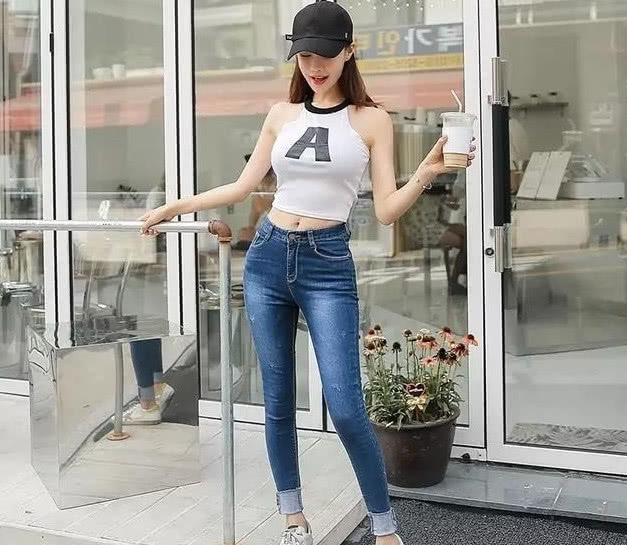 性感美女身穿紧身衣，性感曲线完美展现，这是你女朋友？