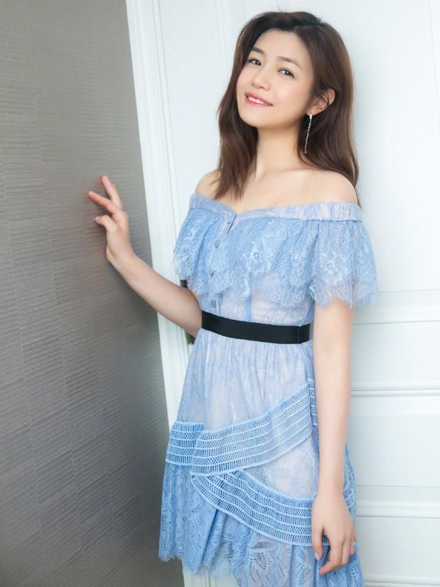 陈妍希穿短裙大秀美腿，搭白T变回初恋脸，戴上墨镜都不太敢认!