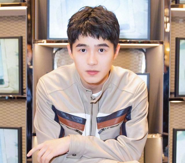  『适合』20~25岁左右男生适合什么发型？建议剪这几款，年轻时尚更显帅气