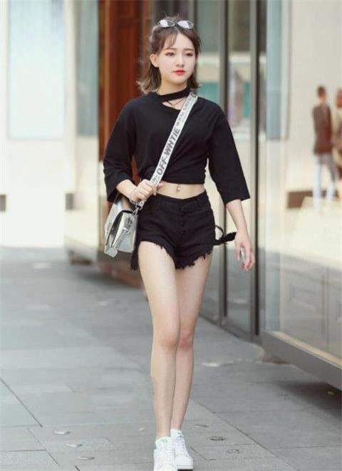 『生姿』街拍:短发美女穿短裙配细高跟,腰细腿长,身材曼妙生姿