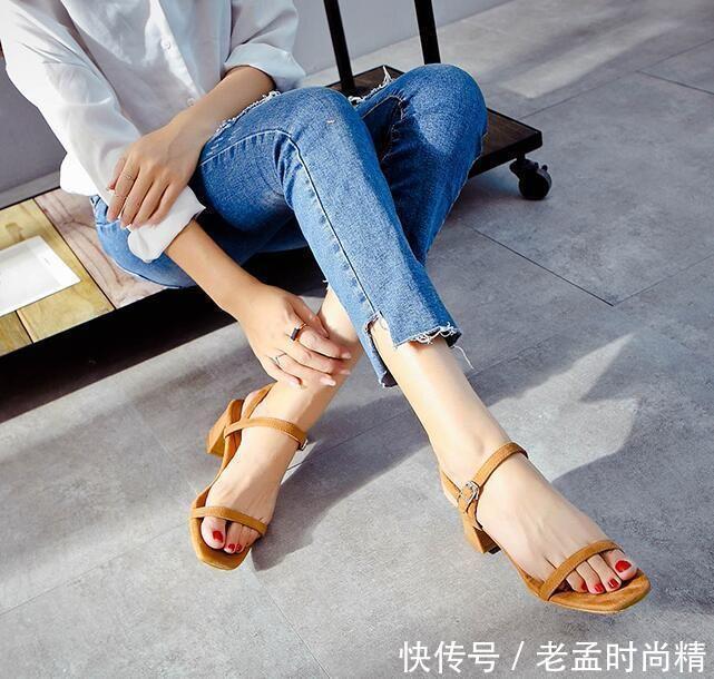  『女人味』简约的一字带高跟鞋,穿脱轻松方便,散发出温柔的女人味