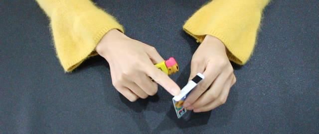  『实用』废弃银行卡扔掉很可惜，用打火机烧一烧做成手机支架，美观还实用