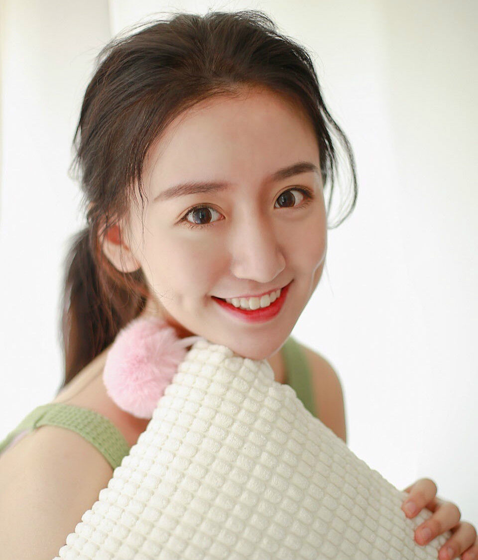 美女吊带超短裤白皙香肩美腿，美得让人垂涎