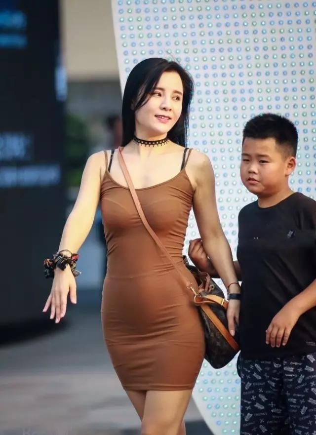 街拍：腰细臀肥，标准好身材