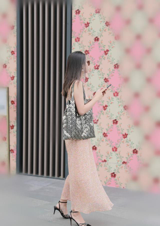 街拍：时尚清新美女，迷人有魅力，网友：没钱养不起啊！