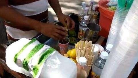 中国游客到印度旅游，在当地买了一根冰棍吃，知道原料后脸都绿了