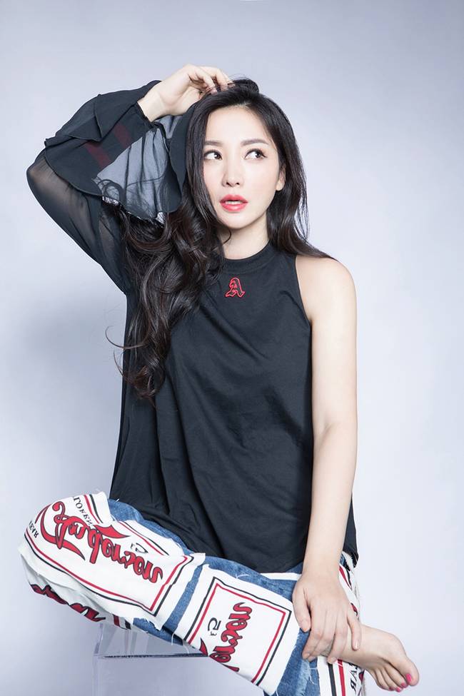 不只是性感!柳岩抱胸秀傲人上围卷发慵懒