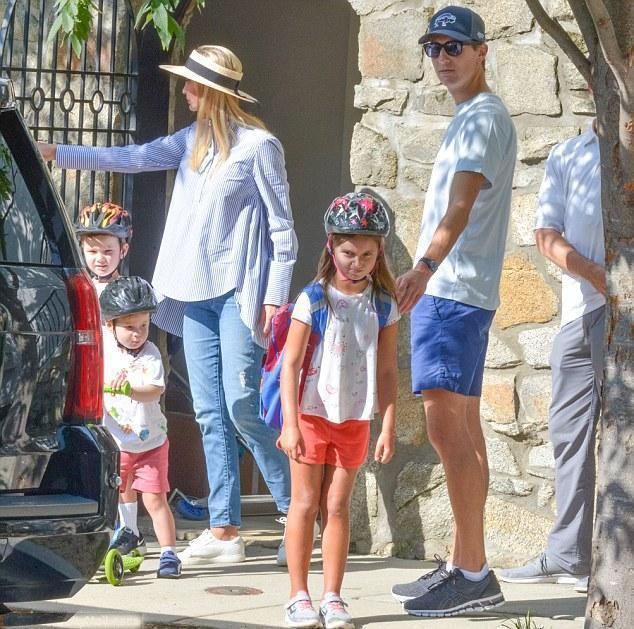 当伊万卡换上平底鞋，身材比例非常好，让她看起来显得非常高大！