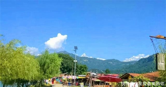 尼泊尔迷人的旅游地，与世无争的费瓦湖，安纳普尔纳峰是天然背景