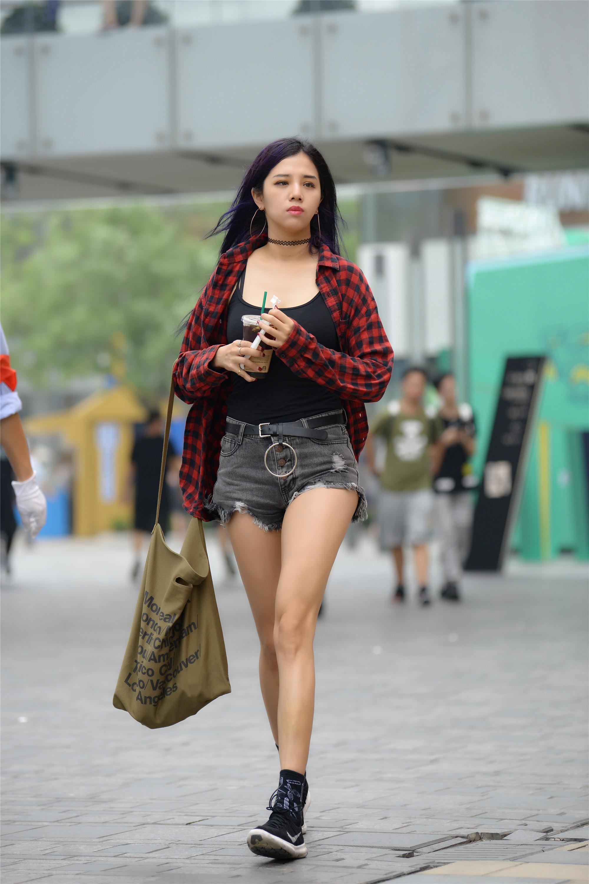 时尚街区的姑娘不穿牛仔短裤出行，这个夏天就会觉得不完整