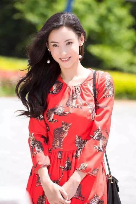 李湘与张柏芝，同穿红色印花连衣裙，差别有点大？