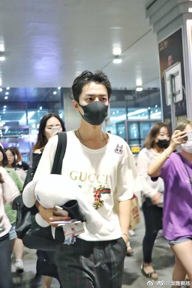 某小鲜肉接戏标准?杨幂黑粉骚扰品牌客服?肖战机场被拍帅炸!