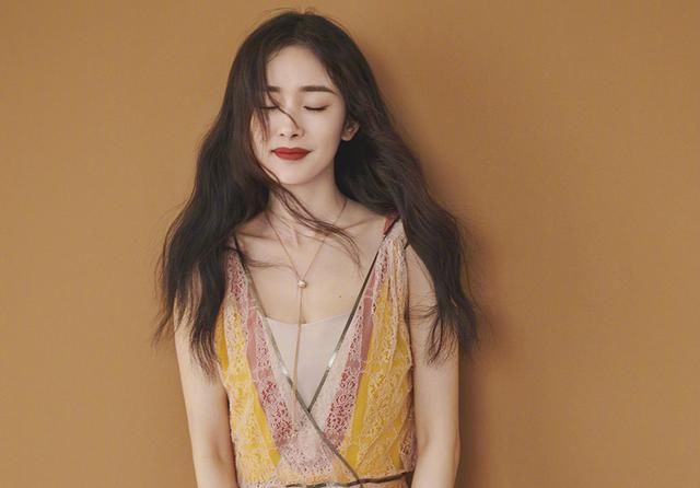 杨幂拍写真把三万的裙子穿出温柔，何穗慵懒，娜扎却搭得一本正经