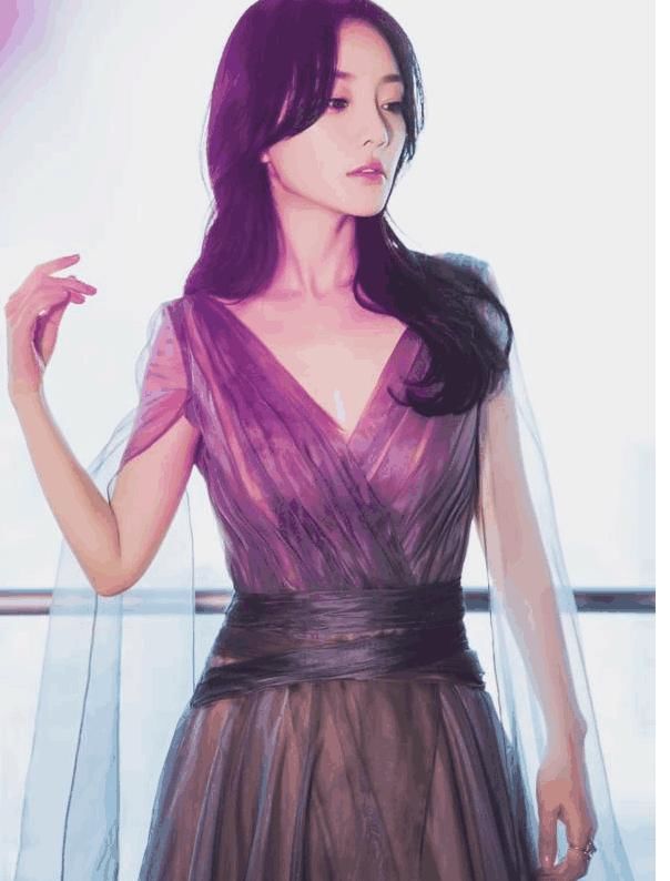 37岁少女心，翻看李小璐的穿衣打扮，明白了为何贾乃亮死心塌地