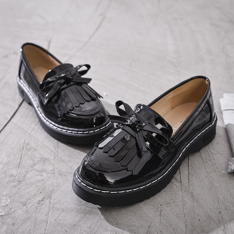 入秋别穿凉鞋了，今年流行这样穿小皮鞋，满满女人味!真好看