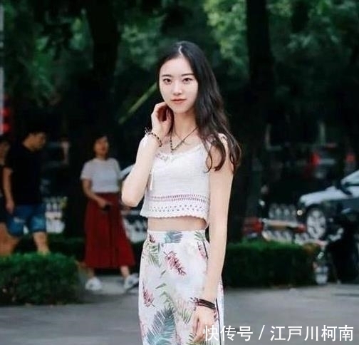 漂亮■时尚街拍街上的时尚漂亮的小姐姐,牛仔裤一样可以很美