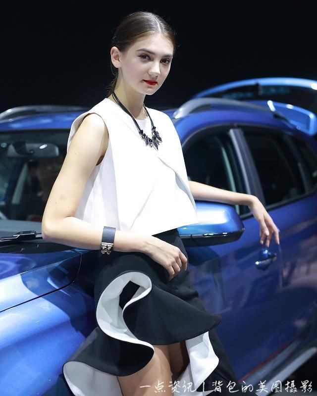 路人街拍，小姐姐打着伞漫步在雨中，满满的女人味