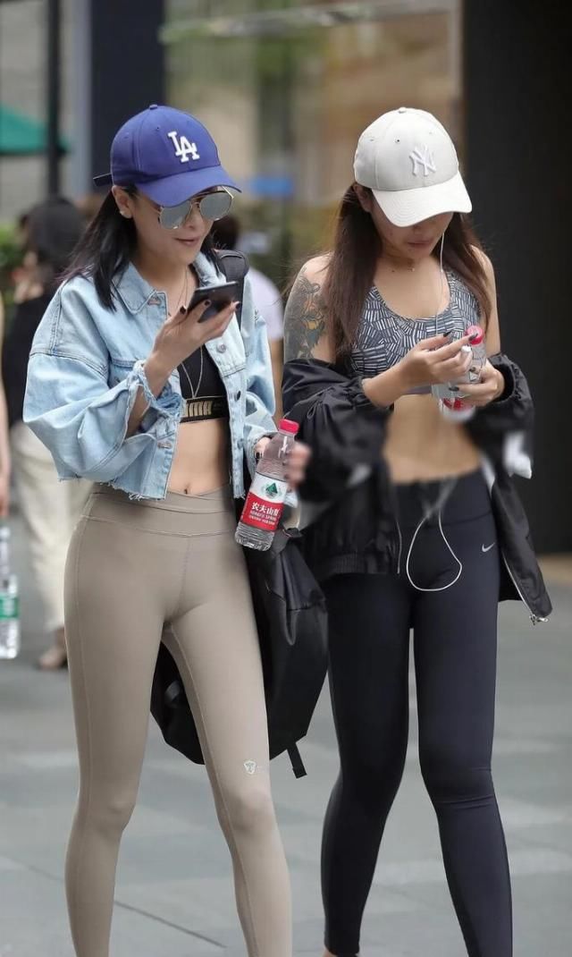  走在街头■风格十分接近的性感姐妹花，魅力各有千秋