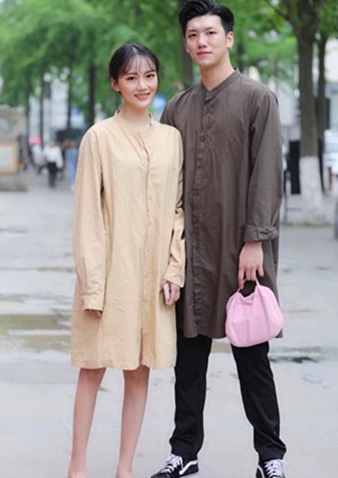【 美女】一件灰色短袖配蓝色牛仔裤，时尚女性气质，街拍：花枝招展的美女