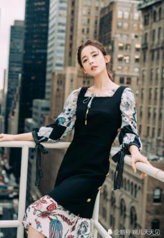 26岁娜扎真会穿，印花裙外面又套了一件小黑裙，时髦到飞起！