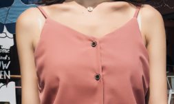 黑丝袜什么的都扔了吧!有这吊带衫就足够，若隐若现贼迷人