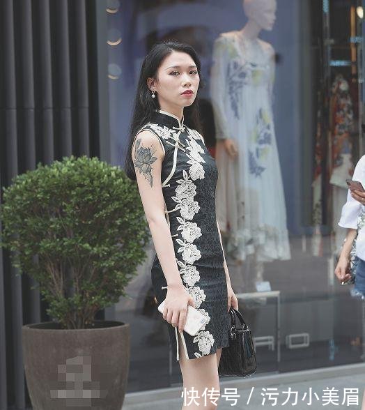 路人街拍，小姐姐身穿粉色抹胸上衣，突出小蛮腰，尽显女性魅力