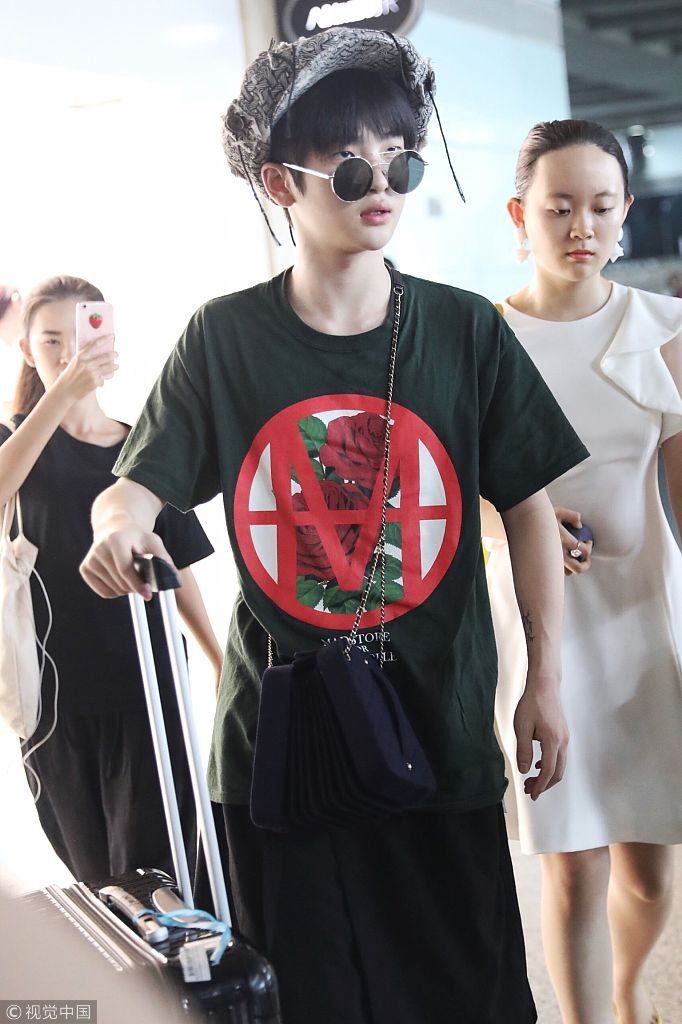 穿的裙子？周震南腰系黑衣给人错觉  过马路大手一挥护粉丝男友力