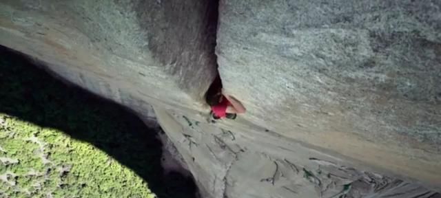 难度堪比登月!他徒手无保护爬上914米峭壁,恐高症患者最好别看