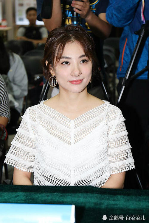 刘璇穿白裙笑成月亮眼，但看完腿我愣了，网友：看来只适合穿裤子