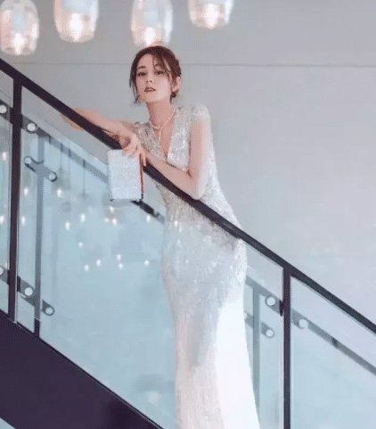 程潇■当21岁程潇撞上27岁迪丽热巴,网友:同穿鱼尾裙,却根本没法比!