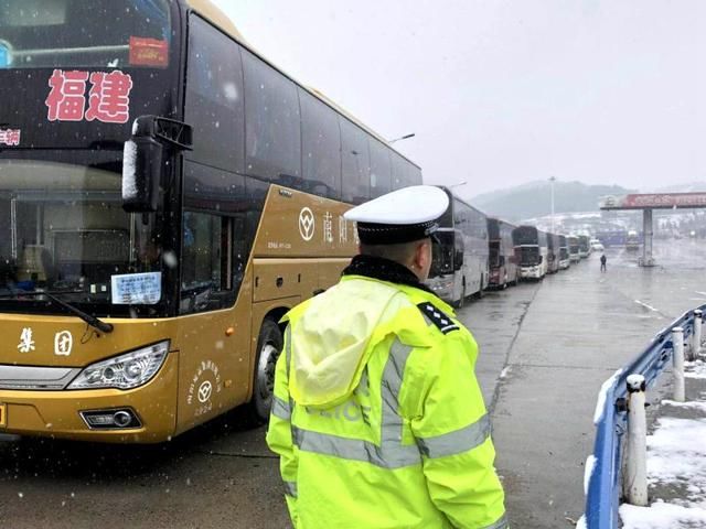 13辆大巴车受降雪影响无法通行高速 河南湖北高速交警上演接力护