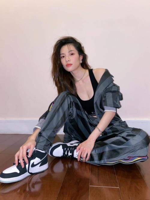  [不妨]喜欢春季帅气风格穿搭的女生，不妨看钟楚曦的搭配，简单而又大方
