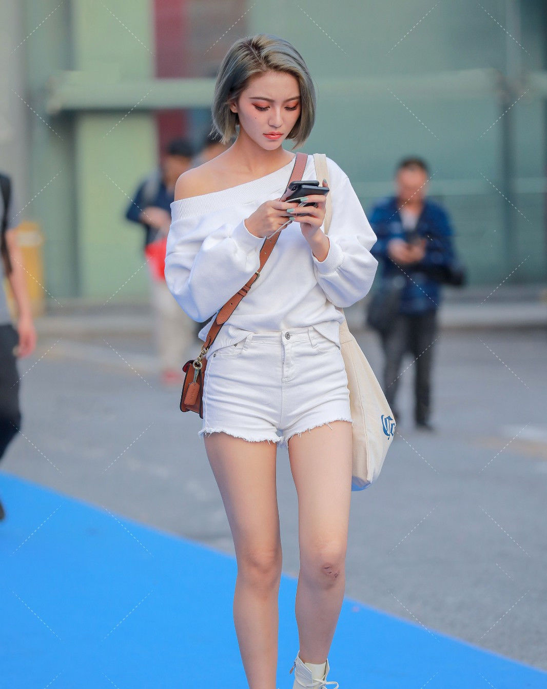『感觉』路人街拍:美女厉害了,不仅身材婀娜又长得好看,穿搭更是时尚!