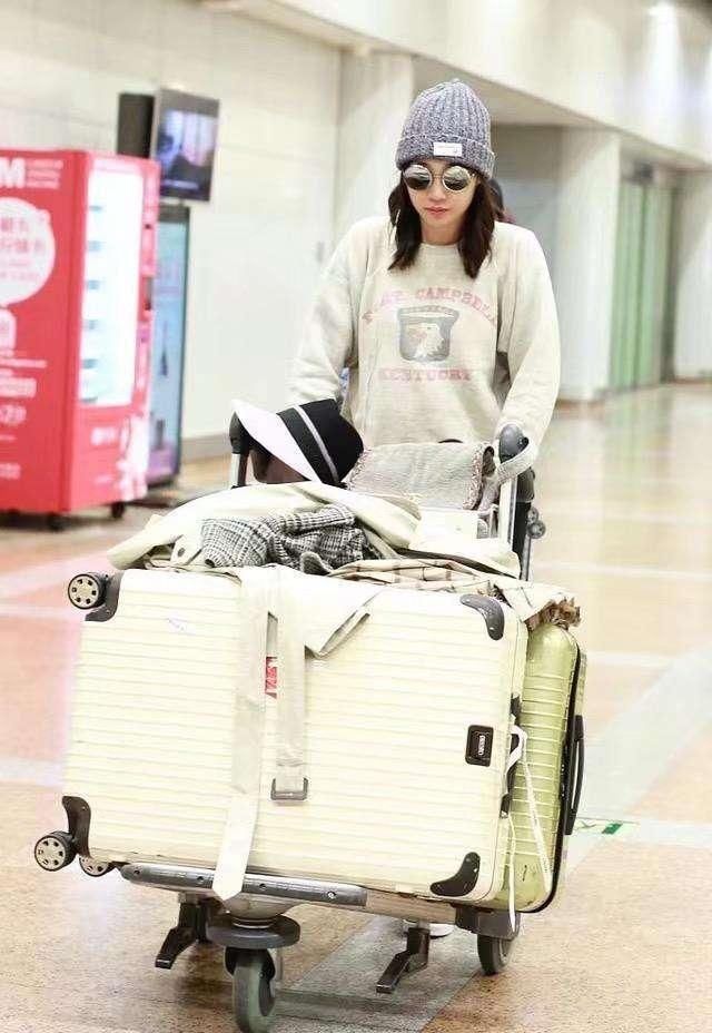 33岁的白百何一袭长裙现身,人越来越瘦,气质却越来越好!