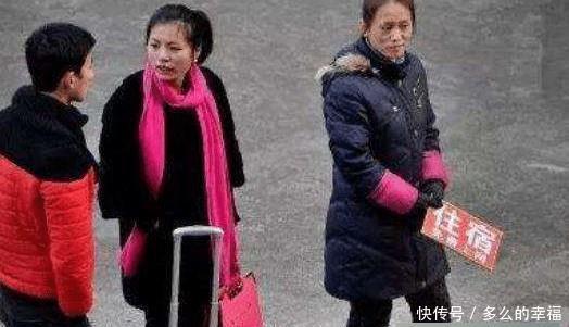 火车站总有好多“拉客”大妈，25块住一晚，这其中有啥“猫腻”？