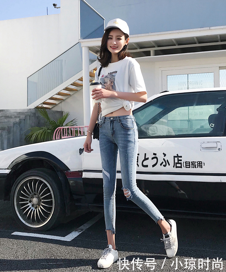 牛仔裤的修身设计，既百搭又显瘦，气场十足更有魅力