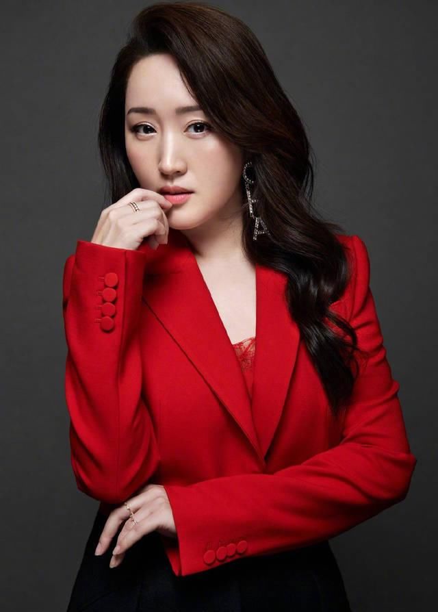 『 杨钰莹』穿西服不掩丰满身材,158cm美更新高宽比,杨钰莹小个子女生身型却诱人