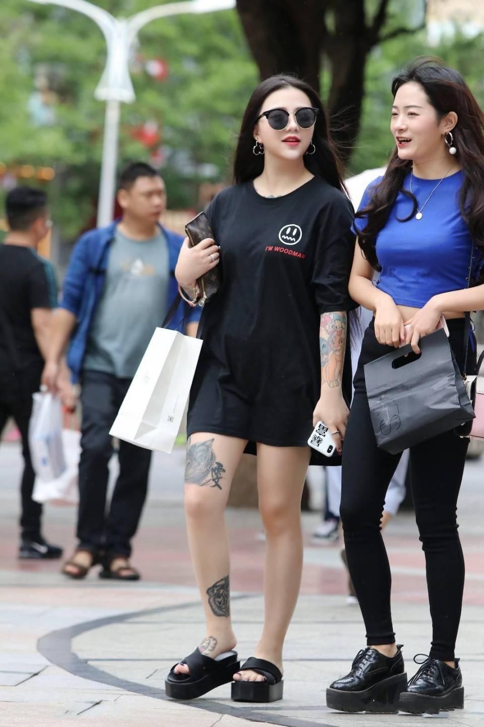 街拍：小姐姐身材矮小，长了一张娃娃脸，非常的清纯可爱。