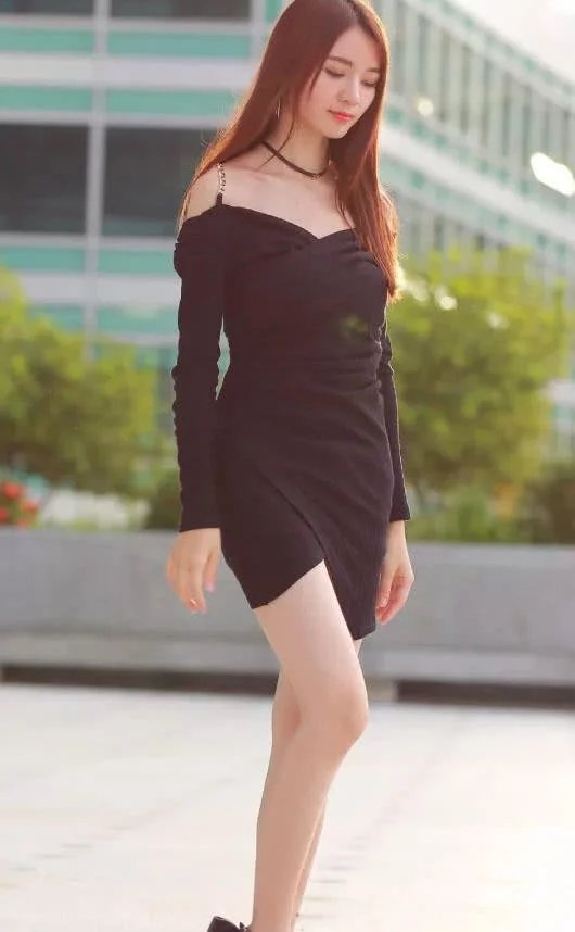 夕阳下的知性小姐姐，用金链子当吊带是不是太奢侈了，性感身材让