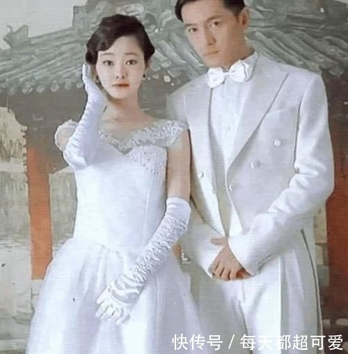  婚纱照■宋轶胡歌“婚纱照”引热议，当宋轶贴脸靠近时，瞬间被胡歌的眼神戳中笑点
