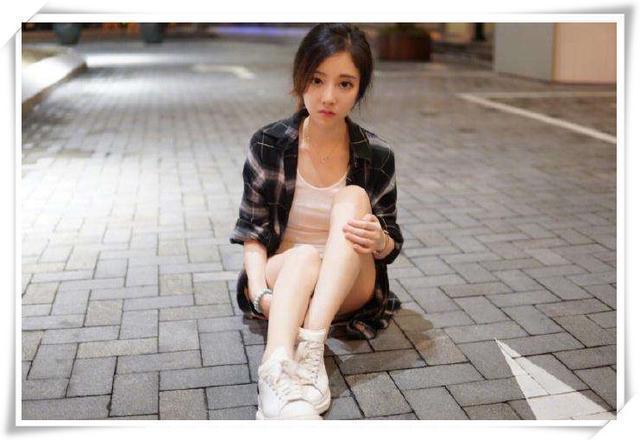 冯提莫晚上户外直播穿成这样？网友：真心佩服她的胆量！